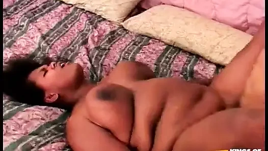 Zenci iri güzel kadın büyük zenci yarağıyla sert anal ve amcık sikişi yapıyor