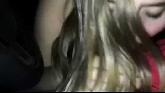 Une bonne petite pipe dans la voiture