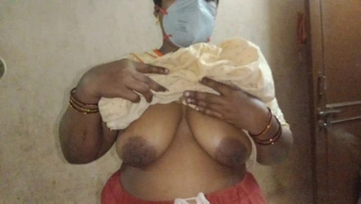 Tamil anti uma yanına gitti ve nazikçe kadınlığını okşadı ve sonra elini indirdi ve uzağa baktı