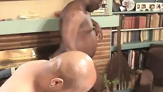 Sarışın orta yaşlı seksi kadın sert grup sekste birden fazla büyük zenci yarağı alıyor