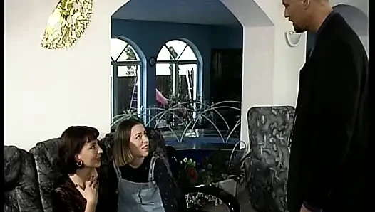 Seksi Alman sürtükler yoğun üçlü sikişte sert sikişiyor