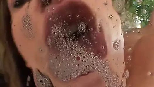 Iki istekli genç esmerler oturma odasında dört dik Çıtçıt tarafından becerdin almak