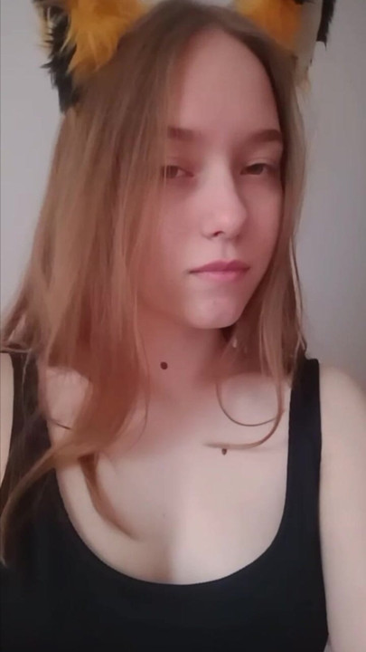 Seksi tilki senin yatakta eğlenmeni bekliyor