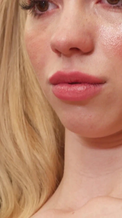 Gerçek flexi genç kız telefon kontrolünde