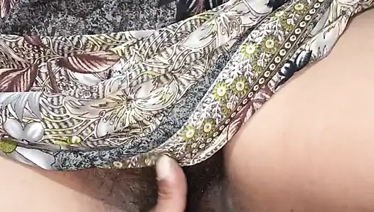 Sari içinde sikişiyor