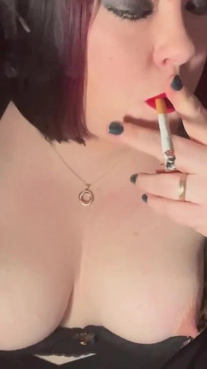 Волнующий момент из "британская Tart Tina Snua дергает ее взъедные соски и цепь курит 2 сигареты - толстушка с большими сиськами"