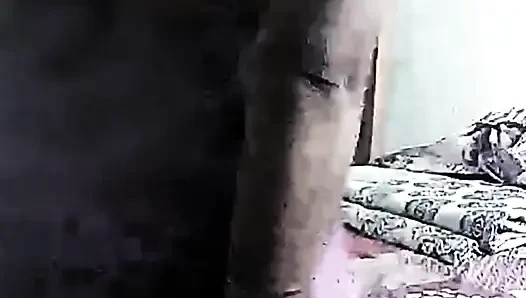 Ateşli Hintli yenge elbise değiştirme amcığı yarak emiyor ve sikişmeye hazır