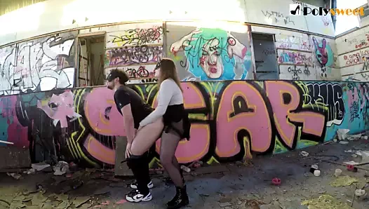 Terk edilmiş havuzda strapon ile hakim koca. twinks