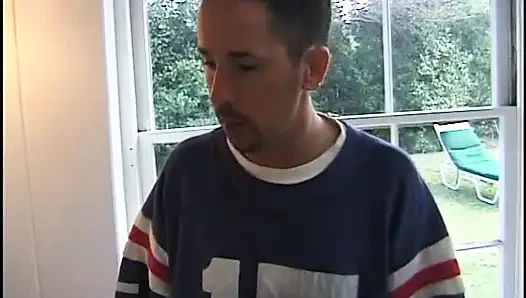Azgın adam inek ponpon bir genç kızı kanepede sikiyor