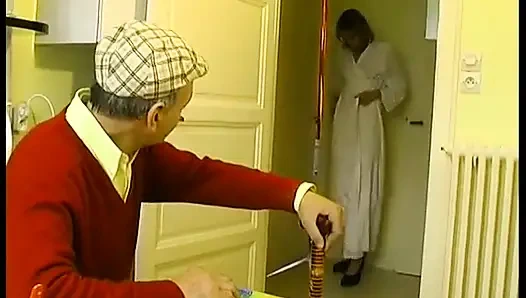 Güzel bir evli kadın kocasının önünde dedesine teklif ediyor!