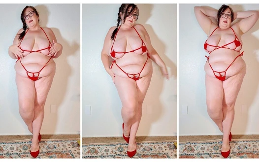 İri güzel orta yaşlı seksi kadın minik kıyafetini çıkarıyor