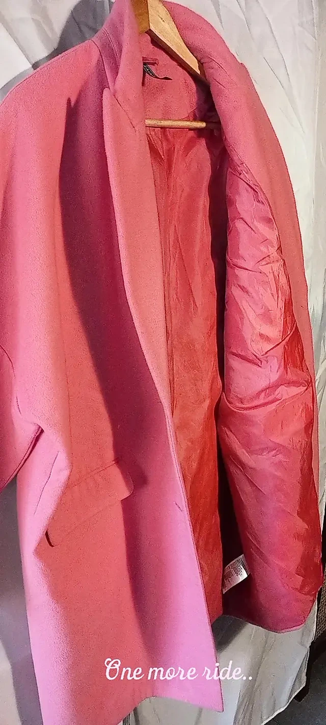 Pembe yünlü bir ladycoat'un parlak astarını sikiyor