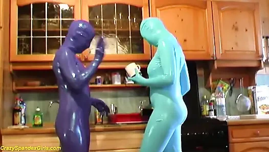 Evde seksi lezbiyen gerçek taytlı catsuit kızlar