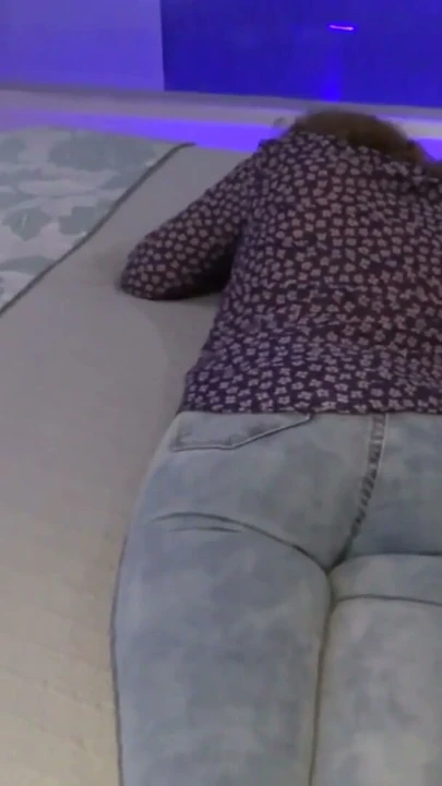 Videonun tamamı, güzel karım beni en iyi arkadaşının kocasıyla bir motelde aldatıyor | Klip 2