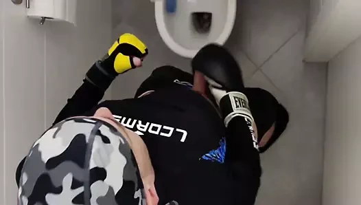 Boks eldiveni ile mastürbasyon