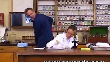 Une doctoresse coquine se tape un enfoire