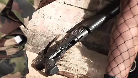 Tammie lee yüzünde bir askerin yükünü arzuluyor