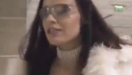 sürtük alır yüz ve yürür içinde kamu