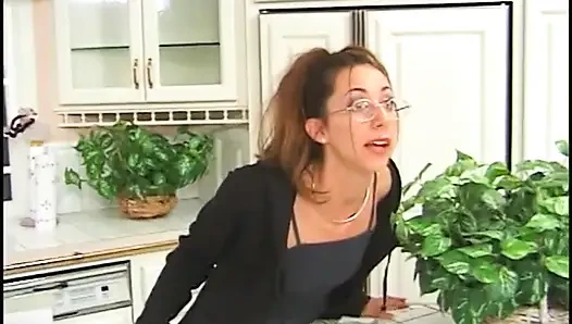 Uzun bacaklı esmer bal amını emdiriyor ve mutfakta adam tarafından sikiliyor