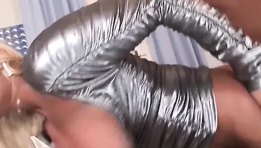 Büyük memeli sarışın orta yaşlı seksi kadın yoğun sikişten sonra amcığını açıyor