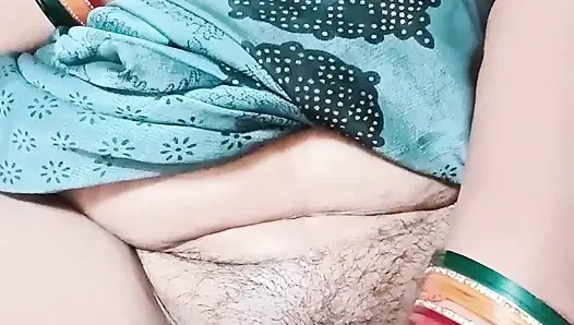 Hintli ev hanımı birden fazla orgasam ile mastürbasyon yapıyor ateşli amcığının suyunu çıkarıyor ve Hintçe ile edepsizce konuşuyor