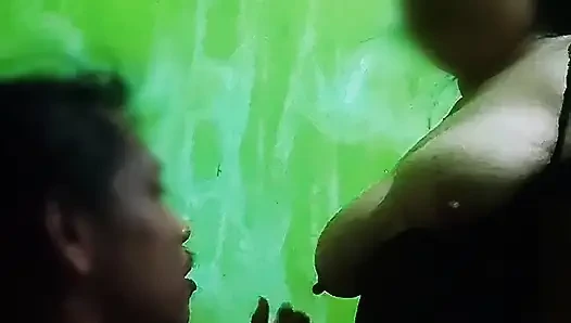 Hadi, meme uçlarını emerken amcığını sikelim