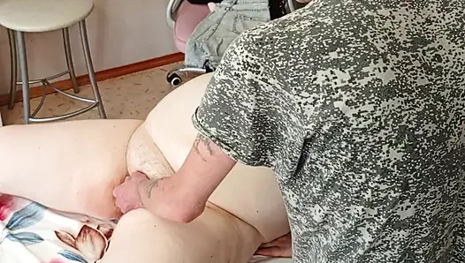 Bir arkadaşım göğsüne ve amına masaj yapıyor ve karşı koyamadı ve beni ağzımdan ve amcığımdan sikti