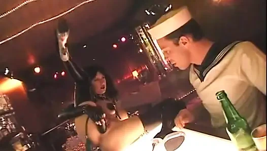 Denizcilerle barda üçlü seks ve bire bir sikiş. 2 sahne içinde 1