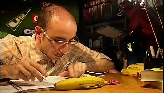 Kırmızı iç çamaşırlı sürtük ev hanımı kocasını büyük siyah yarakla aldatıyor