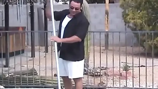 Bebek gibi kız havuz başında açık havada eyleme bayılıyor