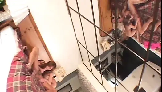 Harika yuvarlak götlü ateşli Asyalı genç kız sert sikiliyor