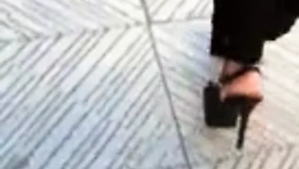 Milf yüksek topuklu yürüyüş seks