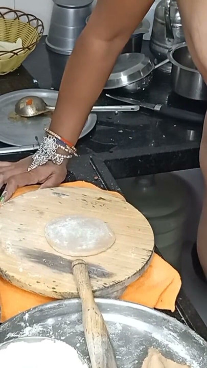 Roti banate samay jor se dhakka lagaya ek sath do kam | Klip 2