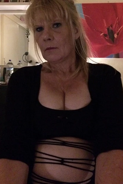 Глубокая глотка и сперма на лице милфы-T