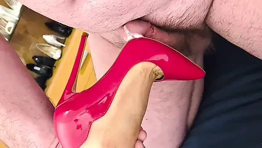 Onun inanılmaz sıkı kırmızı ateşli piliç stilettos onu dikizliyor 36