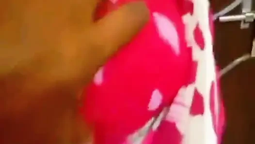 Aldatılan bir koca, seksi Desi karısının sari giymesini istedikten sonra güzelliğine hayran kalıyor.