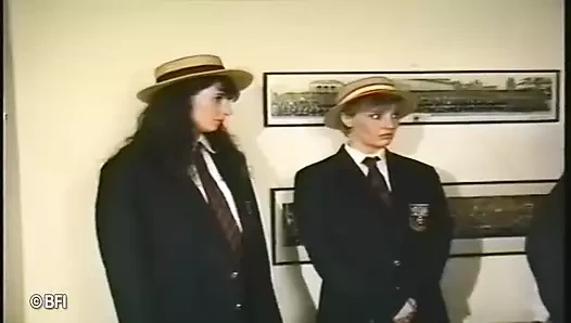 Üç yaramaz kız öğretmeni tarafından şaplak yiyor