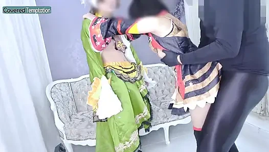 Cosplay yetişkin kadın iki partnerle üçlü seks grup sahnesi