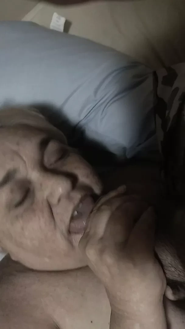 Двойной оргазм бабушки с незнакомцем