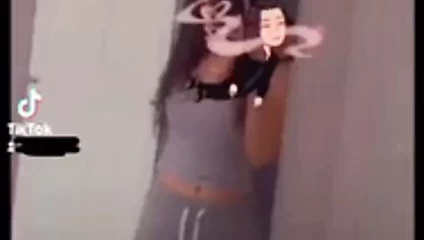 Seksi götlü kız seksi götünü ve vücudunu gösteriyor