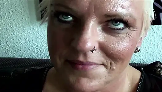 Fransa'dan olgun bayan yarak emme becerilerini gösteriyor