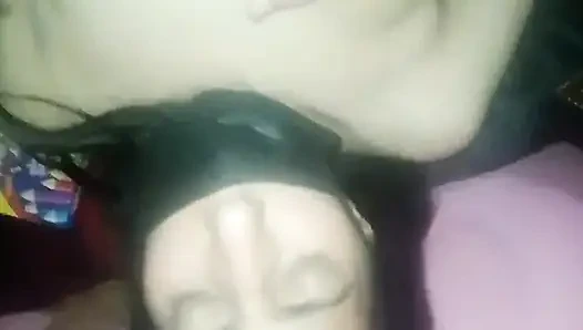 Dasi India çok güzel vücut kurulumu ile anal sikişiyor