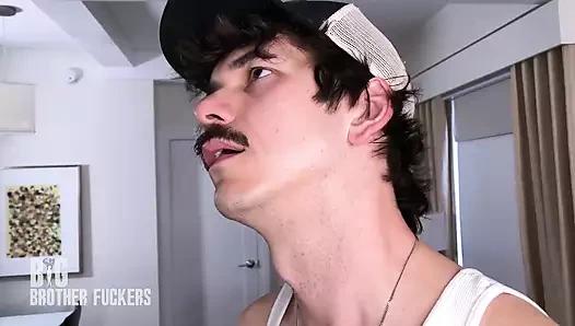 Büyük kardeşimin büyük yarağını götümle sağıyor