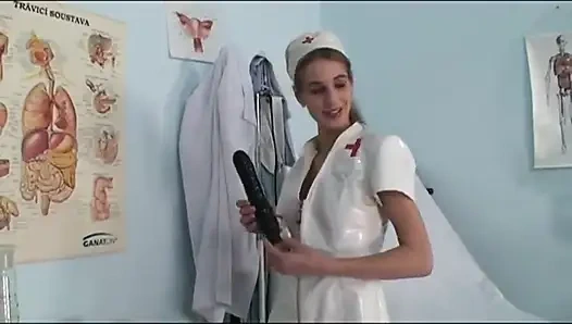 Sarışın minyon amcık büyük penisi ağzında parmaklıyor... ağzına boşalma