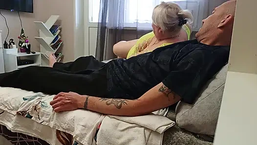 Bir komşudan döl yutma ile yüksek kalitede derin oral seks