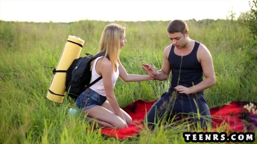 Muhteşem genç ile mükemmel göğüsler sikikleri kız arkadaş açık havada