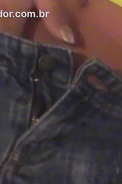 Домашнее видео пары, обменивающейся сексуальными ласками, выходит в Интернет