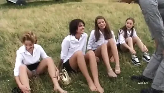 Yeni ateşli öğrenciler sikiliyor ve sert bir seks dersine tabi