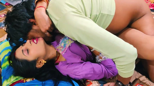 Üvey kız kardeş ve üvey erkek kardeş yatağı paylaşıyor ve sert sert sikişiyor, tam Hintçe ses