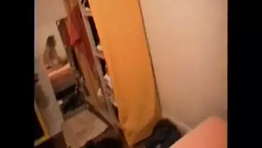 Son petit cul dans son string blanc